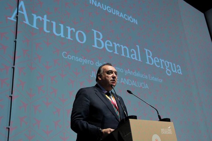 El consejero de Turismo y Andalucía Exterior de la Junta de Andalucía, Arturo Bernal, durante la inauguración del foro Fly Summit Andalucía.