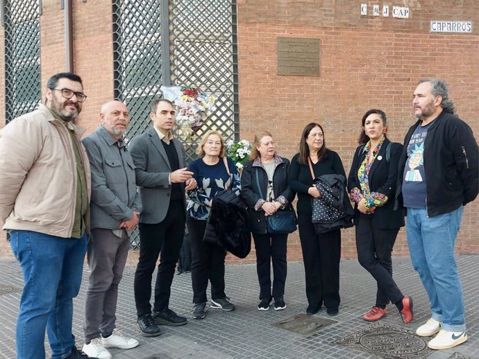 El coordinador general de Izquierda Unida Andalucía, Toni Valero;  y las hermanas Loli, Puri y Paqui García Caparrós en Málaga