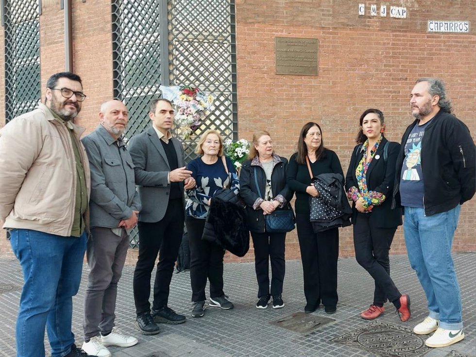 El coordinador general de Izquierda Unida Andalucía, Toni Valero; y las hermanas Loli, Puri y Paqui García Caparrós en Málaga