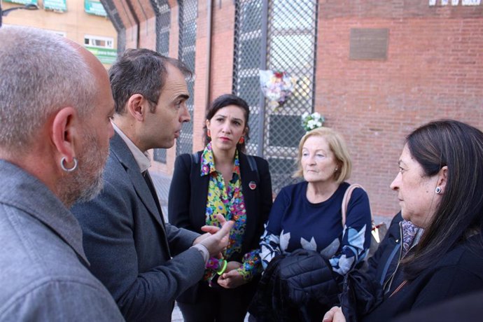 El coordinador general de Izquierda Unida Andalucía, Toni Valero; junto con las hermanas Loli, Puri y Paqui García Caparrós,