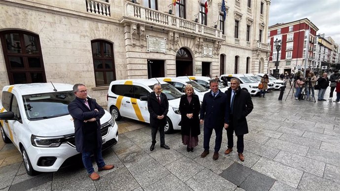 La consejera de Industria, Comercio y Empleo, Leticia García, en la presentación de las nueve furgonetas en la Diputación de Burgos.