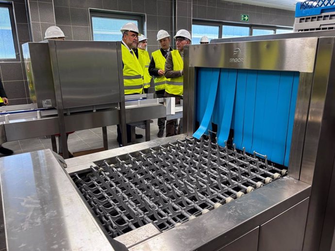 El vicepresidente de Castilla-La Mancha, José Luis Martínez Guijarro, visita la cocina del nuevo hospital de Cuenca.