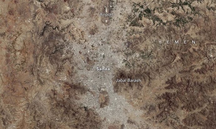 El satélite Landsat 8 de la NASA y el Servicio Geológico de Estados Unidos capturó esta imagen en color natural de Saná, Yemen, que tiene un clima cálido y seco y poco espacio verde, y tenía la segunda capacidad de enfriamiento más baja de 500 ciudades.