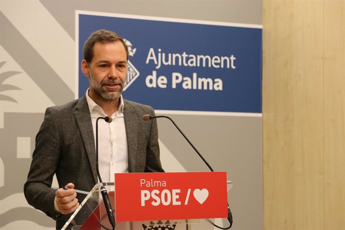 El portavoz del PSOE Palma, Xisco Ducrós, en rueda de prensa