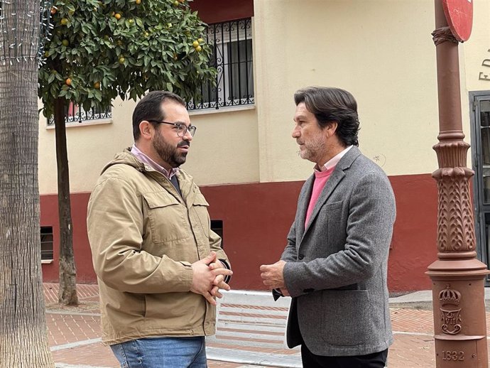 El portavoz de la Ejecutiva Provincial del PSOE de Huelva y parlamentario andaluz, Enrique Gaviño (derecha), junto al secretario de Pueblos de Oposición del PSOE onubense, Rogelio Pinto.