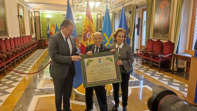 El fundador de Calzados Casino, Gonzalo González Ramos, y su mujer, Pilar Gómez-Sandoval, reciben el título de Hijo Adoptivo de Oviedo de manos del alcalde, Alfredo Canteli.