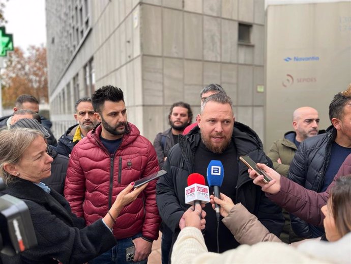 Los representantes sindicales ante la sede de la SEPI.