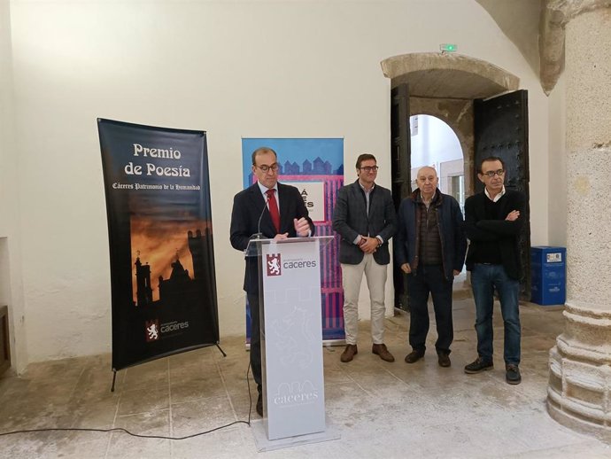 El alcalde de Cáceres, Rafael Mateos, en el fallo del XXXI Premio de Poesía Cáceres Patrimonio de la Humanidad