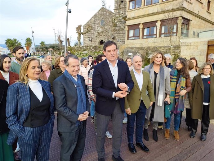 Archivo - El secretario xeral del PSdeG, José Ramón Gómez Besteiro, junto al alcalde de Vigo, Abel Caballero,  y cargos del partido, en un acto electoral en Vigo, en enero de 2024.