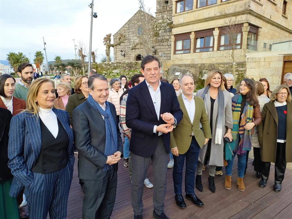 Archivo - El secretario xeral del PSdeG, José Ramón Gómez Besteiro, junto al alcalde de Vigo, Abel Caballero, y cargos del partido, en un acto electoral en Vigo, en enero de 2024.