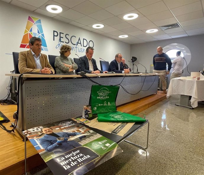 El director general de Pesca Marítima, Francisco González; la alcaldesa de Avilés, Mariví Monteserín; el consejero de Medio Rural y Política Agraria Marcelino Marcos, y el presidente de la Autoridad Portuaria de Aviles, Santiago Rodríguez Vega.