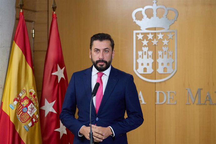 El portavoz del PP en la Asamblea de Madrid, Carlos Díaz-Pache, ofrece declaraciones a los medios de comunicación durante un pleno en la Asamblea de Madrid, a 14 de noviembre de 2024. Archivo.