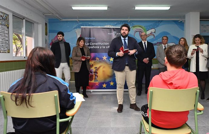 El presidente de la Comunidad, Fernando López Miras, visita el Instituto de Educación Secundaria Pedro Peñalver de El Algar, en Cartagena