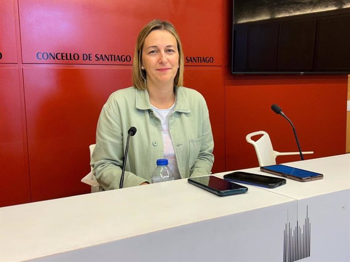 Archivo - La portavoz municipal de Santiago, Miriam Louzao, en rueda de prensa.