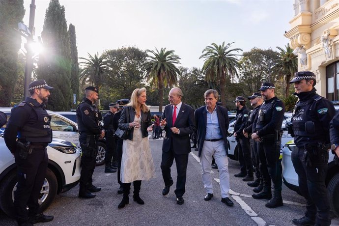 El alcalde, Francisco de la Torre, junto al concejal delegado de Seguridad, Avelino Barrionuevo, durante la presentación de vehículos de la Policía Local