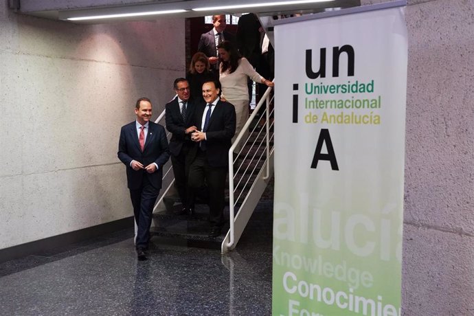 Archivo - El consejero de Universidad, Investigación e Innovación, José Carlos Gómez Villamandos (d), junto al rector de UNIA, José Ignacio García (i); durante la visita a la nueva Sede Tecnológica de la UNIA. A 15 de febrero de 2024, en Málaga (Andalucía