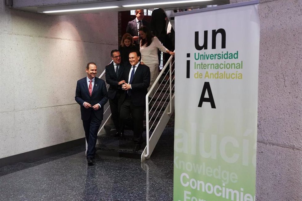 Archivo - El consejero de Universidad, Investigación e Innovación, José Carlos Gómez Villamandos (d), junto al rector de UNIA, José Ignacio García (i); durante la visita a la nueva Sede Tecnológica de la UNIA. A 15 de febrero de 2024, en Málaga (Andaluc