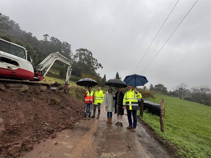 Visita del alcalde de Siero, Ángel García, y el concejal de Caminos en el Medio Rural, Alumbrado Público y Zonas Verdes, Alejandro Villa, al inicio de las obras en el camino de Bárbales, en Muñó.