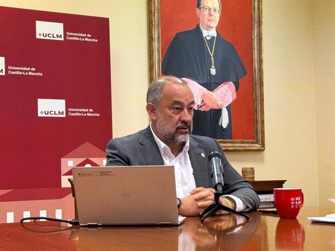 El rector de la Universidad de Castilla-La Mancha (UCLM) y único candidato a la reelección para los próximos seis años, Julián Garde, en rueda de prensa.