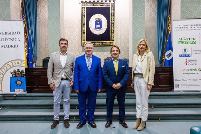 El rector de la UPM y la directora de la ETSIDI junto a los CEOs de Master Battery.