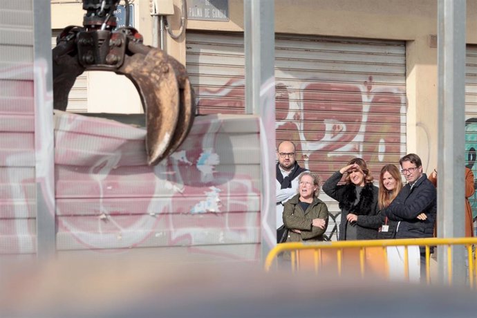 La alcaldesa de Valencia, María José Catalá, visita el inicio de las obras de retirada del “muro” de Benifaraig.