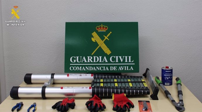 Material intervenido a los detenidos por robo de cableado telefónico en la comarca de La Moraña (Ávila).