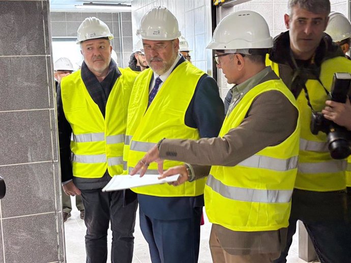 El vicepresidente primero de Castilla-La Mancha, José Luis Martínez Guijarro, en su visita a la cocina del Hospital de Cuenca.