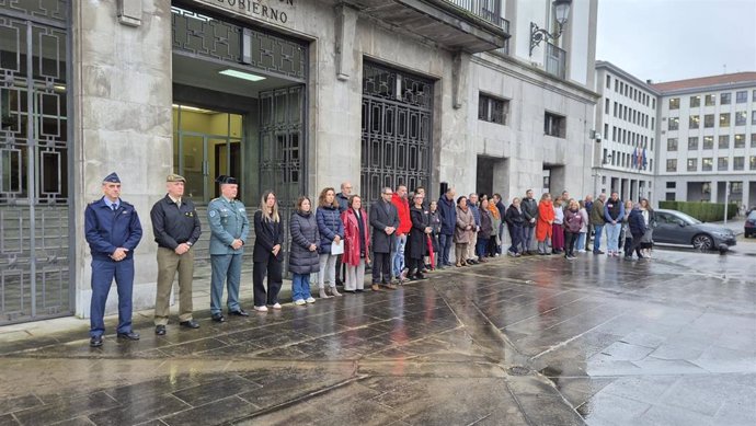 Minuto de silencio contra la violencia de género ante la Delegación del Gobierno en Asturias