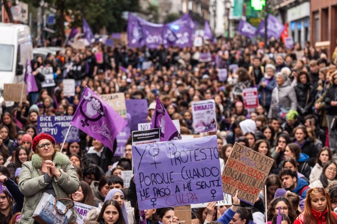 Decenas de estudiantes con pancartas durante una manifestación convocada por el Sindicato de Estudiantes por el Día Internacional de la Mujer, 8M, de camino al Ministerio de Justicia, a 8 de marzo de 2024, en Madrid (España).