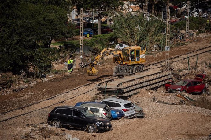 Una máquina trabaja en la reparación de las vías del tren de Alfafar