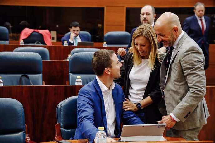 Archivo -  Juan Lobato junto a Jesús Celeda en la Asamblea de Madrid