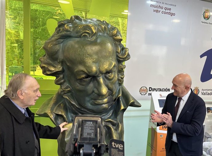 El alcalde de Valladolid, Jesús Julio Carnero (dcha), y el presidente de la Academia de Cine, Fernando Méndez-Leite (izda), junto a la réplica de los Goya que se ha instalado en la oficina de turismo de Valladolid.