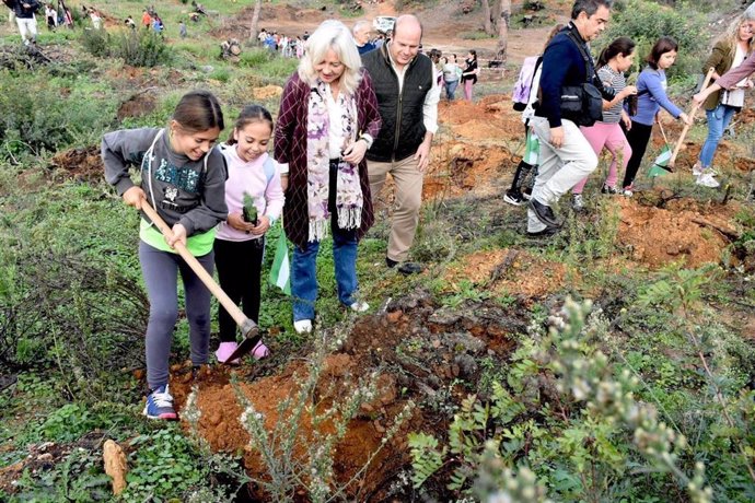 Mercedes Colombo en el inicio del plan de reforestación de Las Canteras con niños plantando pinos piñoneros.