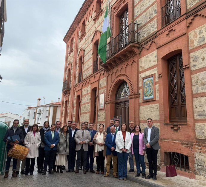 Autoridades en el izado de la bandera de Andalucía en Aracena (Huelva).