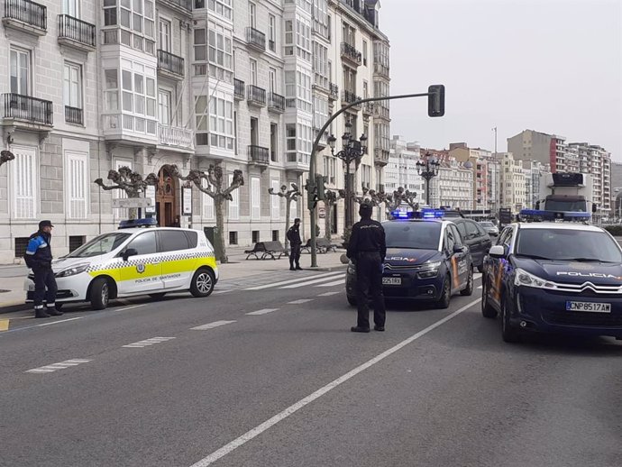 Archivo - Dispositivo de control de las policías nacional y local en Santander