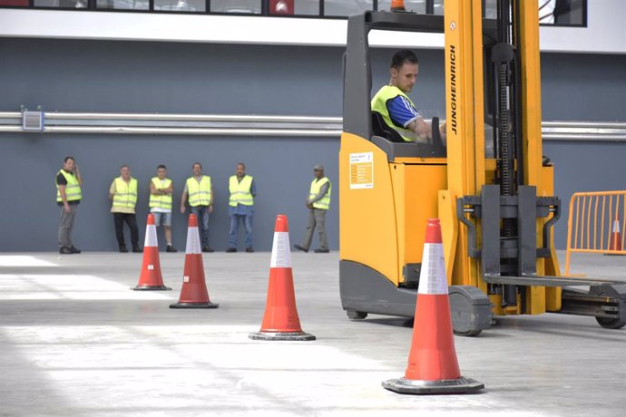 Archivo - La Fundación Laboral de la Construcción realiza cursos para mejorar las competencias de 7.500 profesionales. En la foto: alumnado de maquinaria en prácticas.