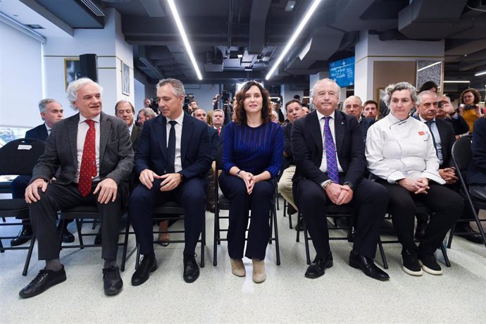 La presidenta de la Comunidad de Madrid, Isabel Díaz Ayuso(3i), presenta la campaña de promoción "Para Navidad Regala Madrid’, en el Centro de Innovación Gastronómica Comunidad de Madrid, a 2 de diciembre de 2024, en Madrid (España). La campaña es una ini