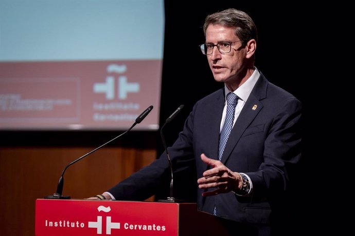 El presidente de La Rioja, Gonzalo Capellán, interviene durante la inauguración del pleno del Observatorio Global del Español