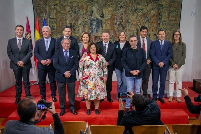 El presidente de C-LM, Emiliano García-Page, durante la firma del plan de empleo acompañado por miembros de su Gobierno, los presidentes de las cinco diputaciones provinciales y representantes de Cecam, UGT y CCOO.