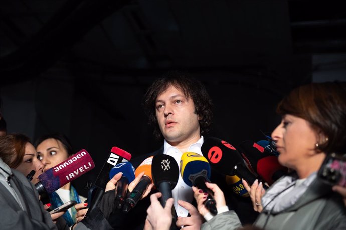 Archivo - October 26, 2024, Tbilisi, Georgia: Prime Minister Irakli Kobakhidze of the Georgian Dream party talks to press after casting his vote at a polling booth in Tbilisi. The Prime Minister of the Georgian Dream party places his vote at a polling boo