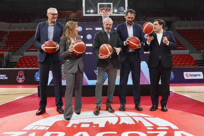 De izquierda a derecha, el director ejecutivo de FIBA, Kamil Novak,  la alcaldesa Natalia Chueca, el presidente Jorge Azcón; el presidente de FIBA Europa, Jorge Garbajosa; y  el presidente de Casademont Zaragoza, Reynaldo Benito, en el Príncipe Felipe.