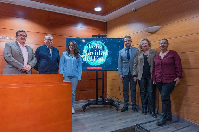 El concejal delegado del distrito Este en el Ayuntamiento de Málaga, Carlos Conde, ha presenta la programación de Navidad en esta área de la ciudad.