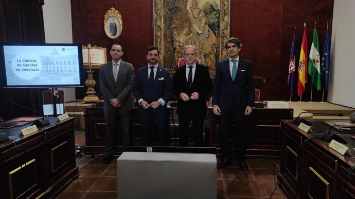 Salvador Fuentes con los representantes de la Cámara de Cuentas de Andalucía.