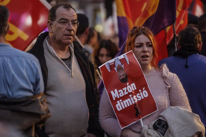 Varias personas durante una manifestación contra el presidente de la Generalitat Valenciana, Carlos Mazón, en el centro de Valencia