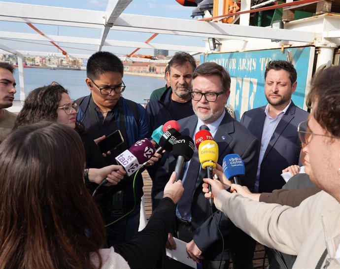 El alcalde de la ciudad, Rubén Viñuales; el presidente del Port, Santiago Castellà, y el directo de Open Arms, Òscar Camps.