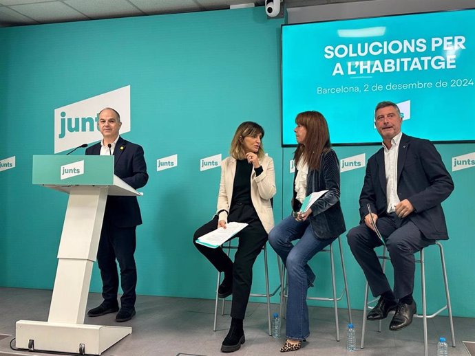 El secretario general de Junts, Jordi Turull, con la diputada en el Parlament, Glòria Freixa; la del Congreso, Marta Madrenas, y el líder de Junts en el Ayuntamiento de Barcelona, Jordi Martí