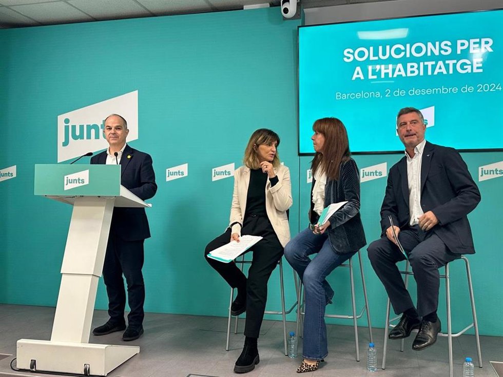 El secretario general de Junts, Jordi Turull, con la diputada en el Parlament, Glria Freixa; la del Congreso, Marta Madrenas, y el líder de Junts en el Ayuntamiento de Barcelona, Jordi Martí
