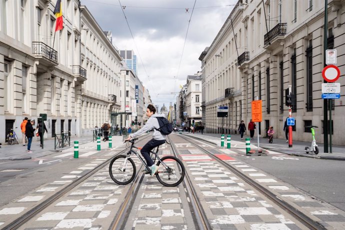 Archivo - 18 September 2022, Belgium, Brussels: A person rides his bicycle along the street during the Car Free Sunday. Several cities and towns across Belgium a Sunday are without cars or other motorized transport. Photo: Juliette Bruynseels/BELGA/dpa