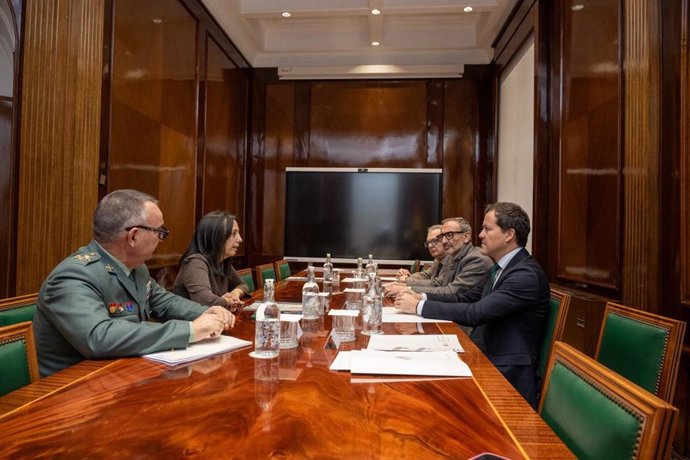 El alcalde de Toledo, Carlos Velázquez, y la directora general de la Guardia Civil, Mercedes González.