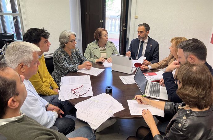 El portavoz municipal del PSOE, Daniel Pérez, junto con concejales socialistas